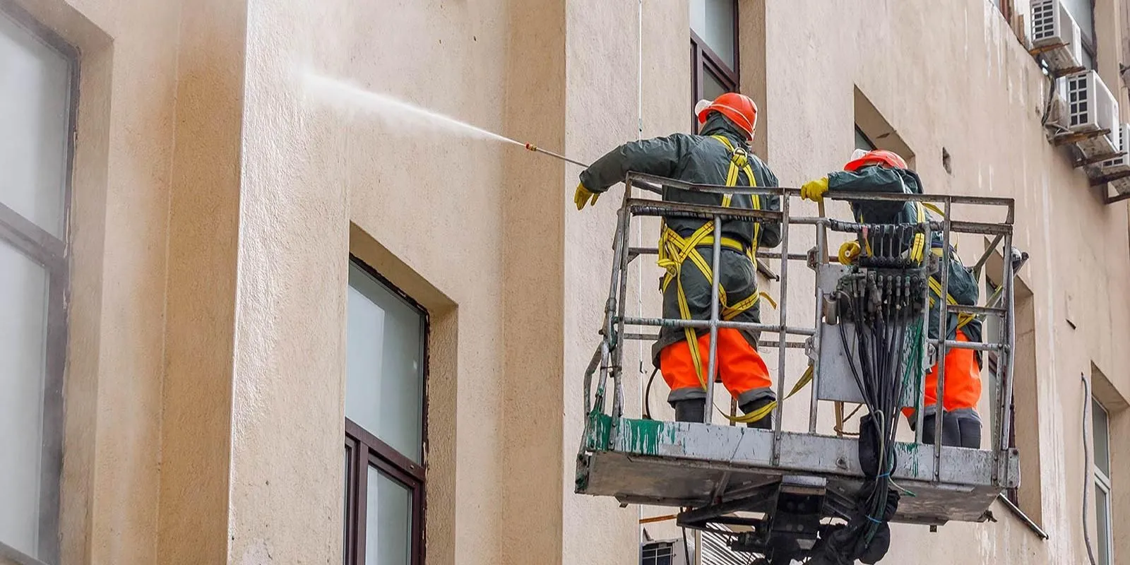 На проспекте Мира начали промывать фасады домов после зимы