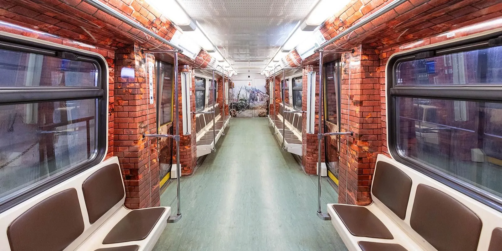 На синюю ветку метро выходит тематический поезд «Подвиг народа» к 80-летию Победы