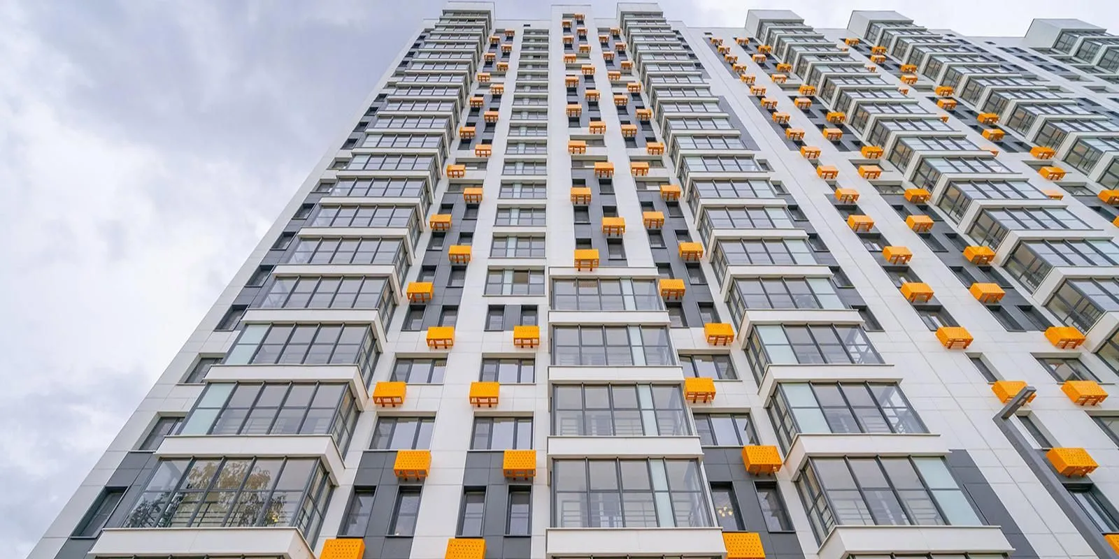 С начала года жители 48 домов оформили квартиры по программе реновации