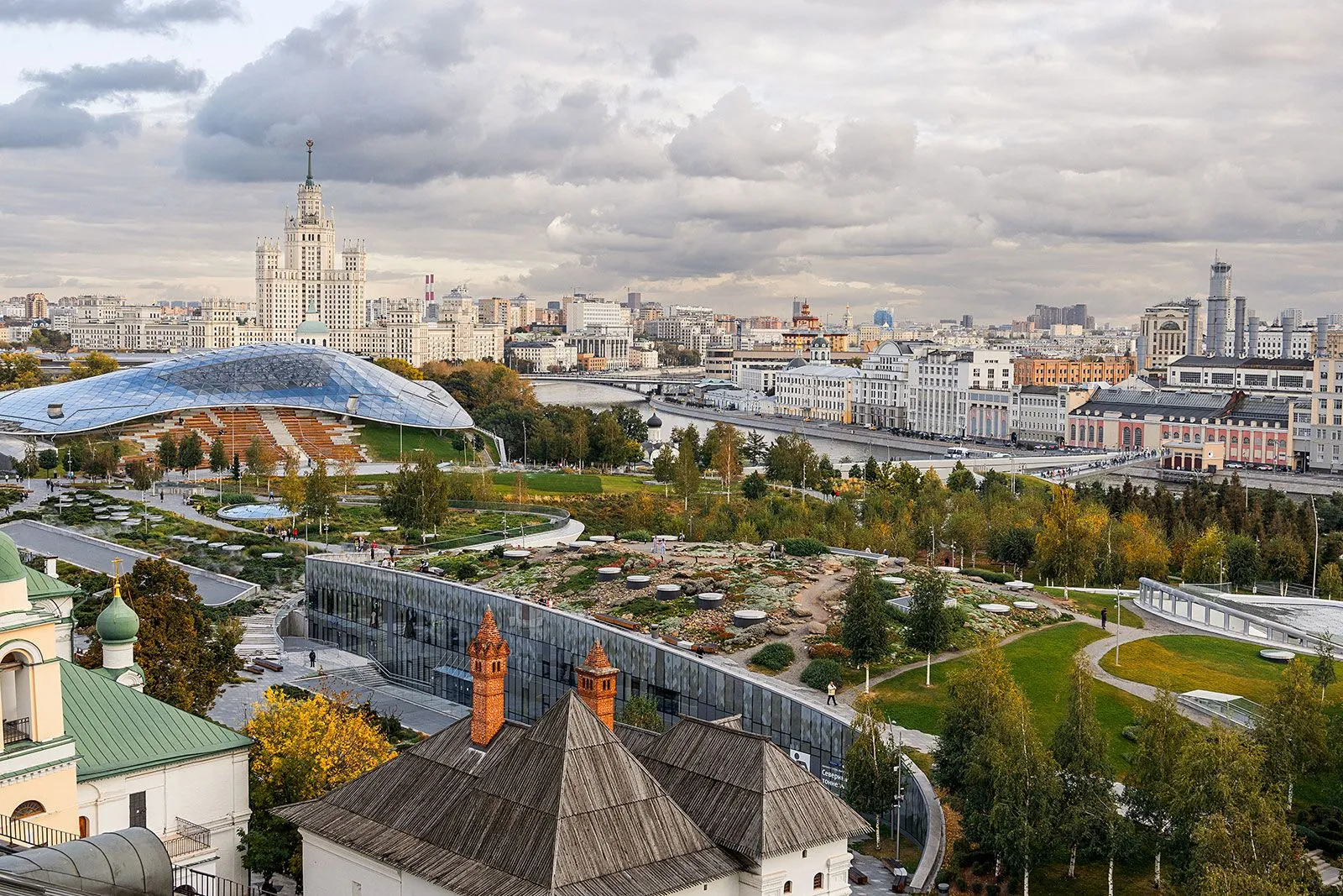 Парк «Зарядье» готовят к летнему сезону
