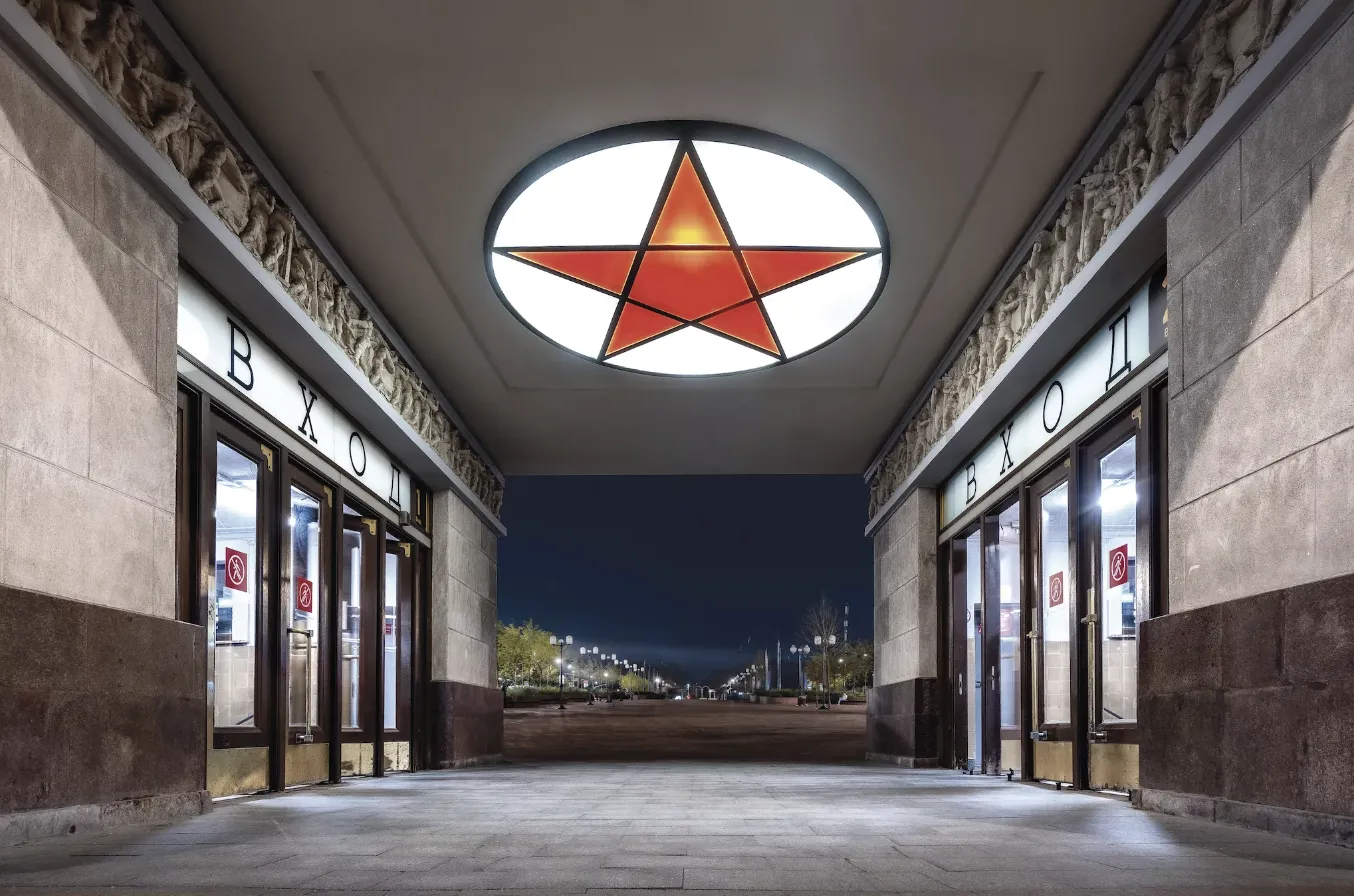 Как революционный символ в метро превратился  в архитектурный элемент