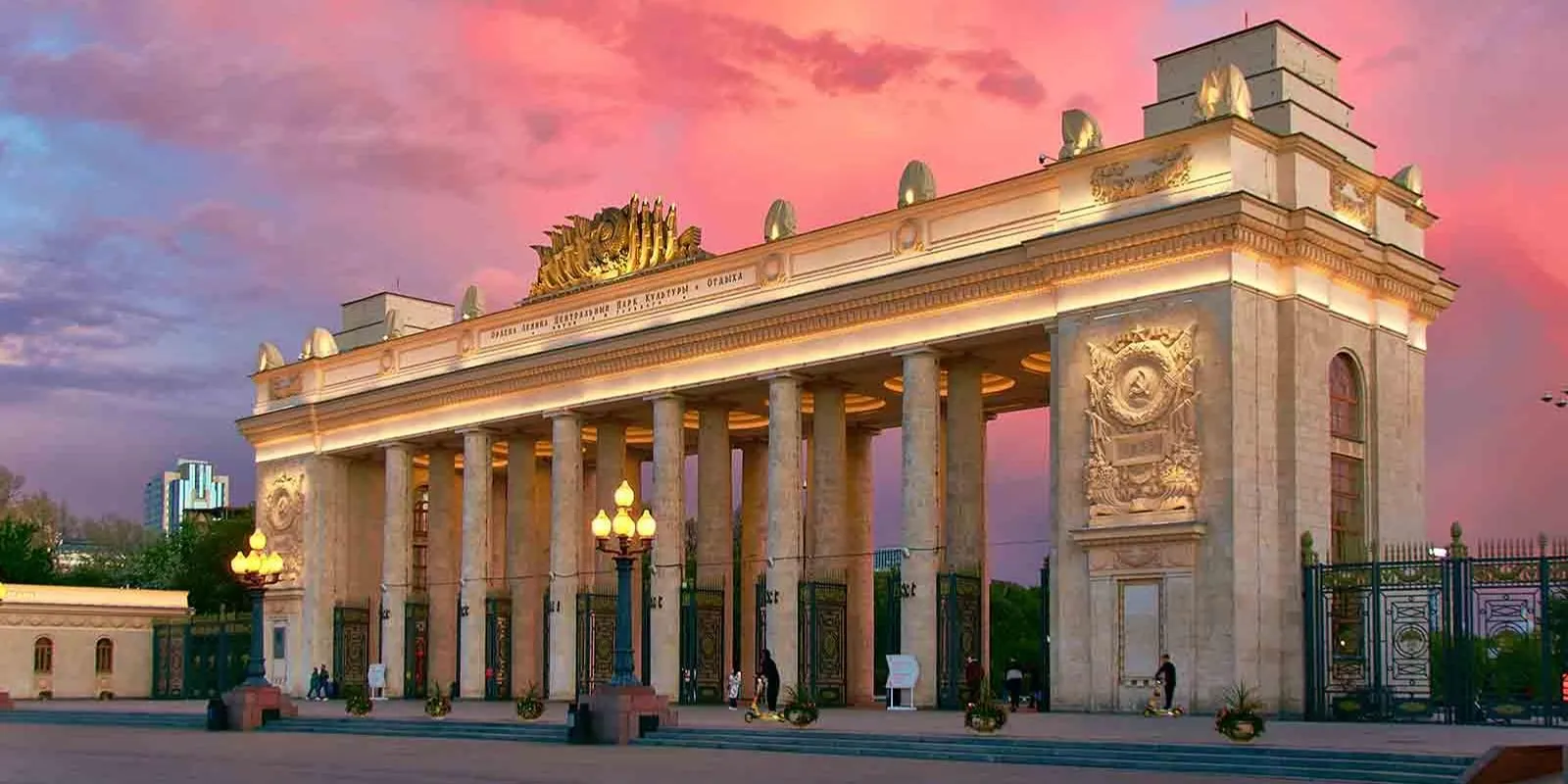 Фасады арки главного входа Парк Горького отреставрируют