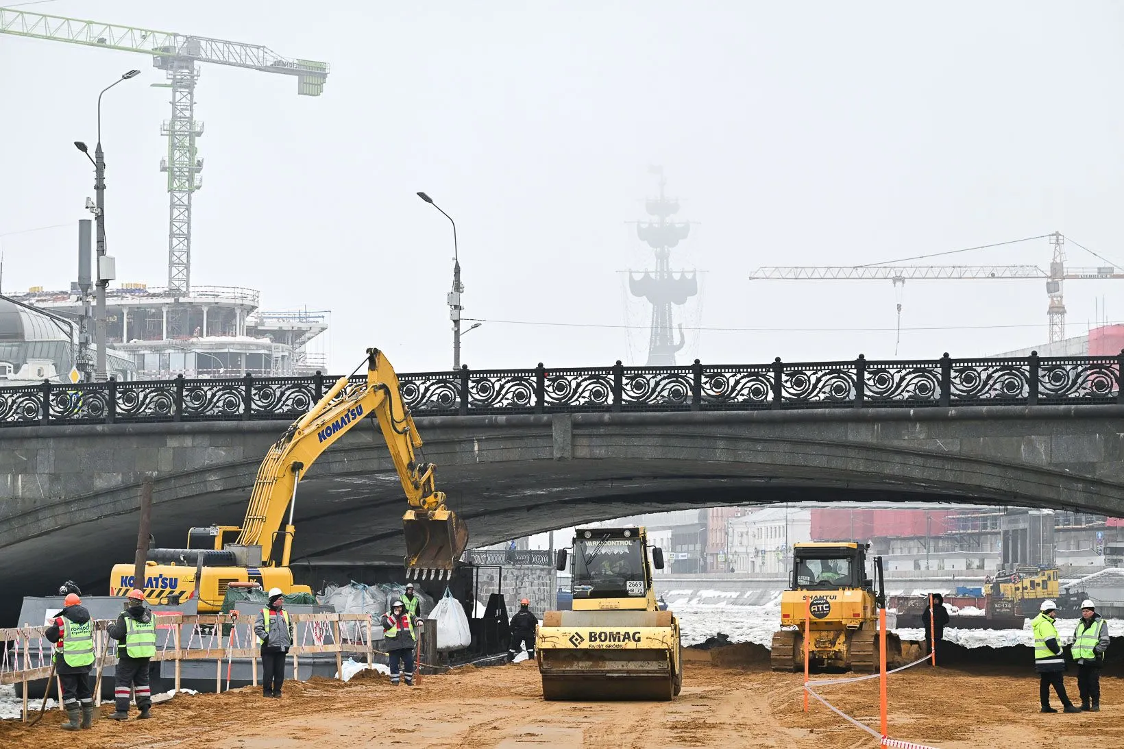 В центре Москвы начали строить пешеходный переход под Малым Каменным мостом