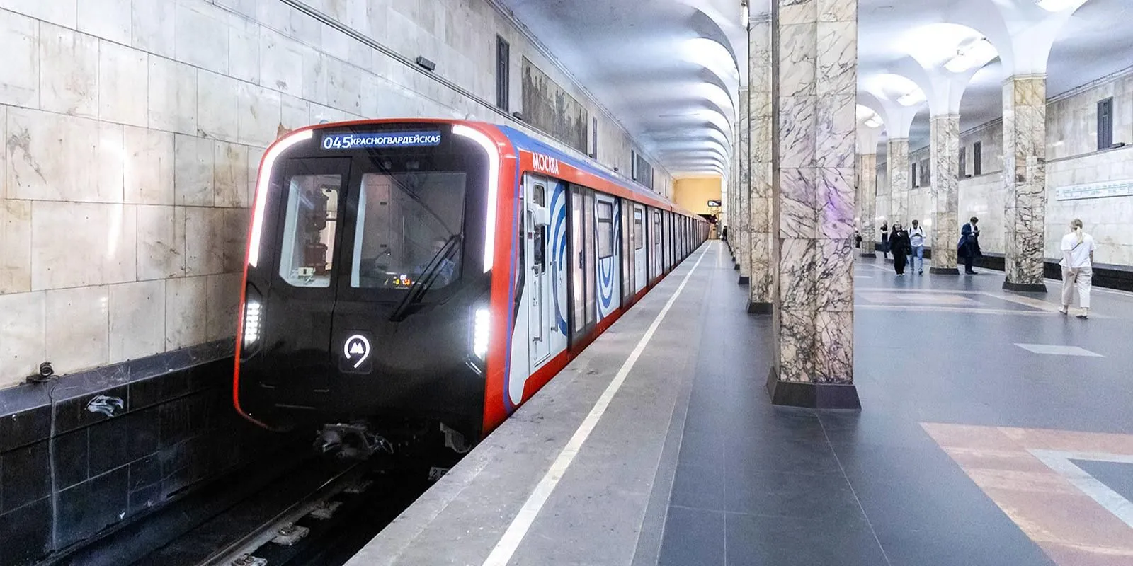 В поездах Замоскворецкой линии появились объявления с нейроголосом