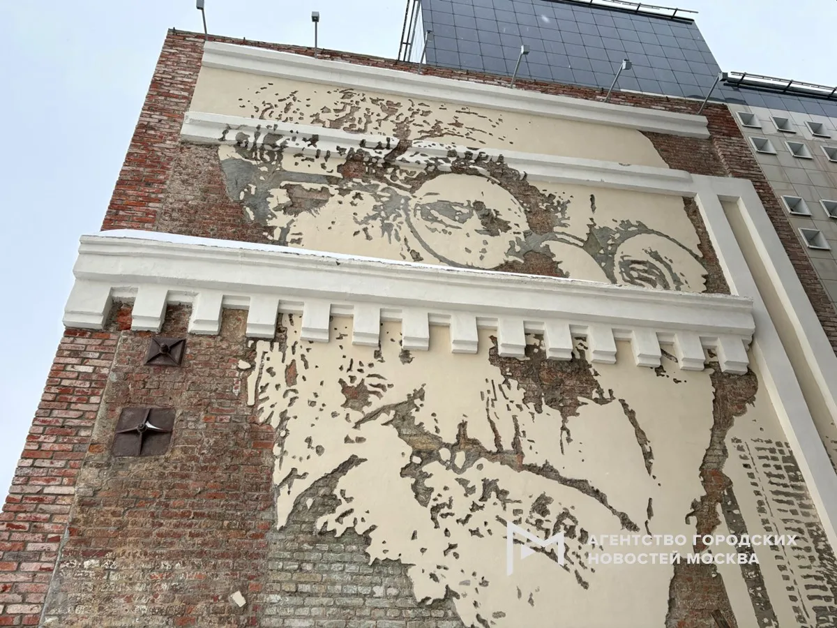 На Саввинской набережной восстановили панно с портретом Германа Гессе