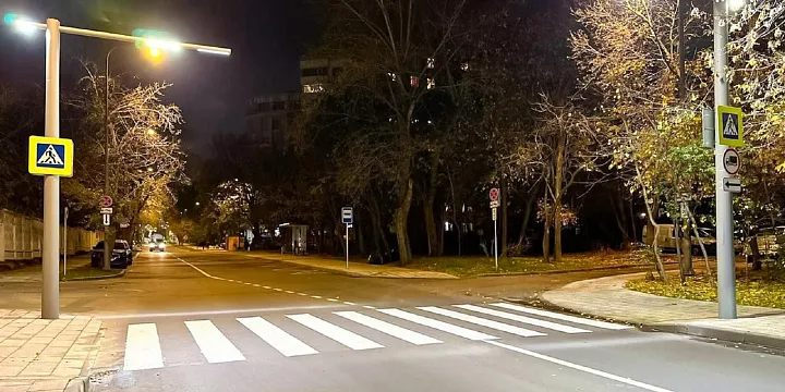 Свыше ста пешеходных переходов в Москве оснастят контрастной подсветкой 