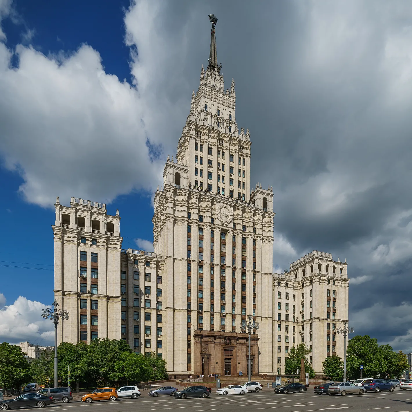 Начался капитальный ремонт и реставрация  сталинской высотки у Красных Ворот