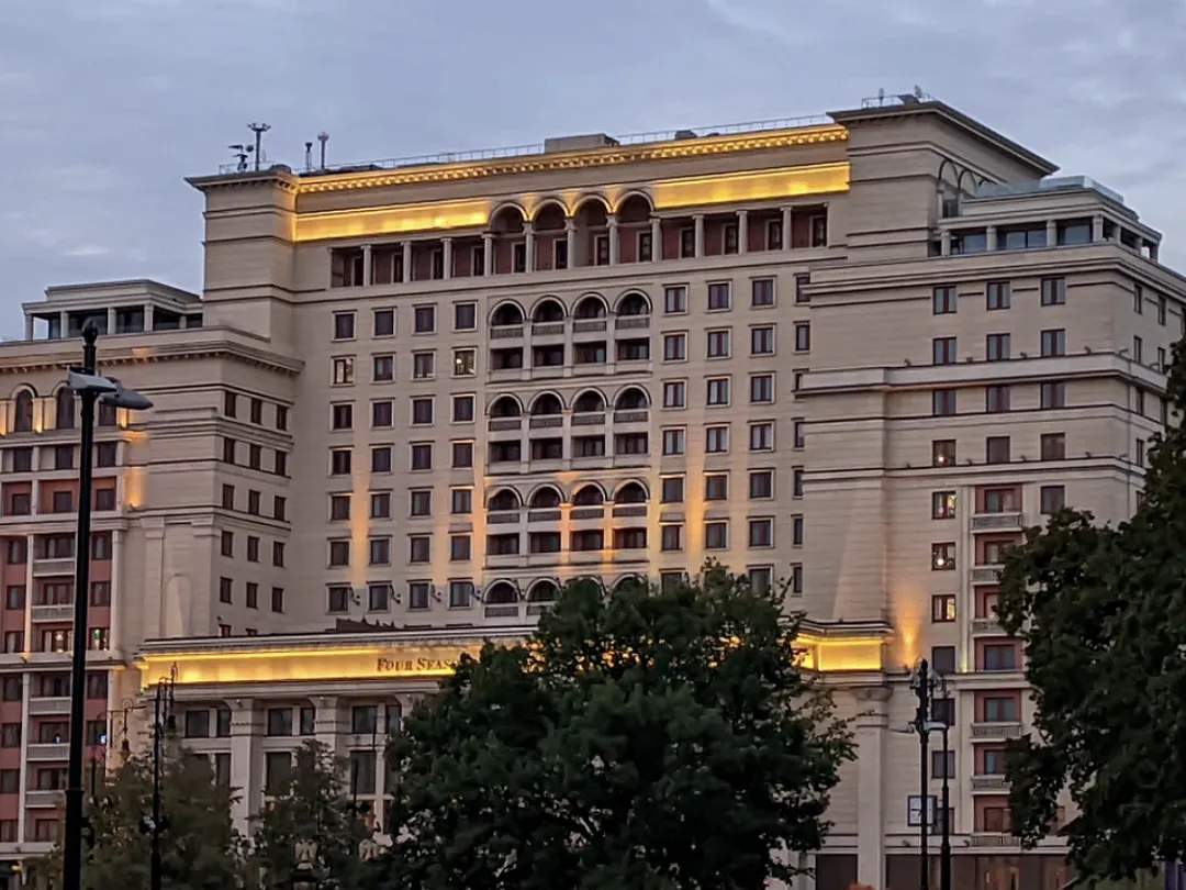 ВТБ потребовал взыскать более 109 млн евро с владельца апартаментов в Four Seasons Hotel Moscow