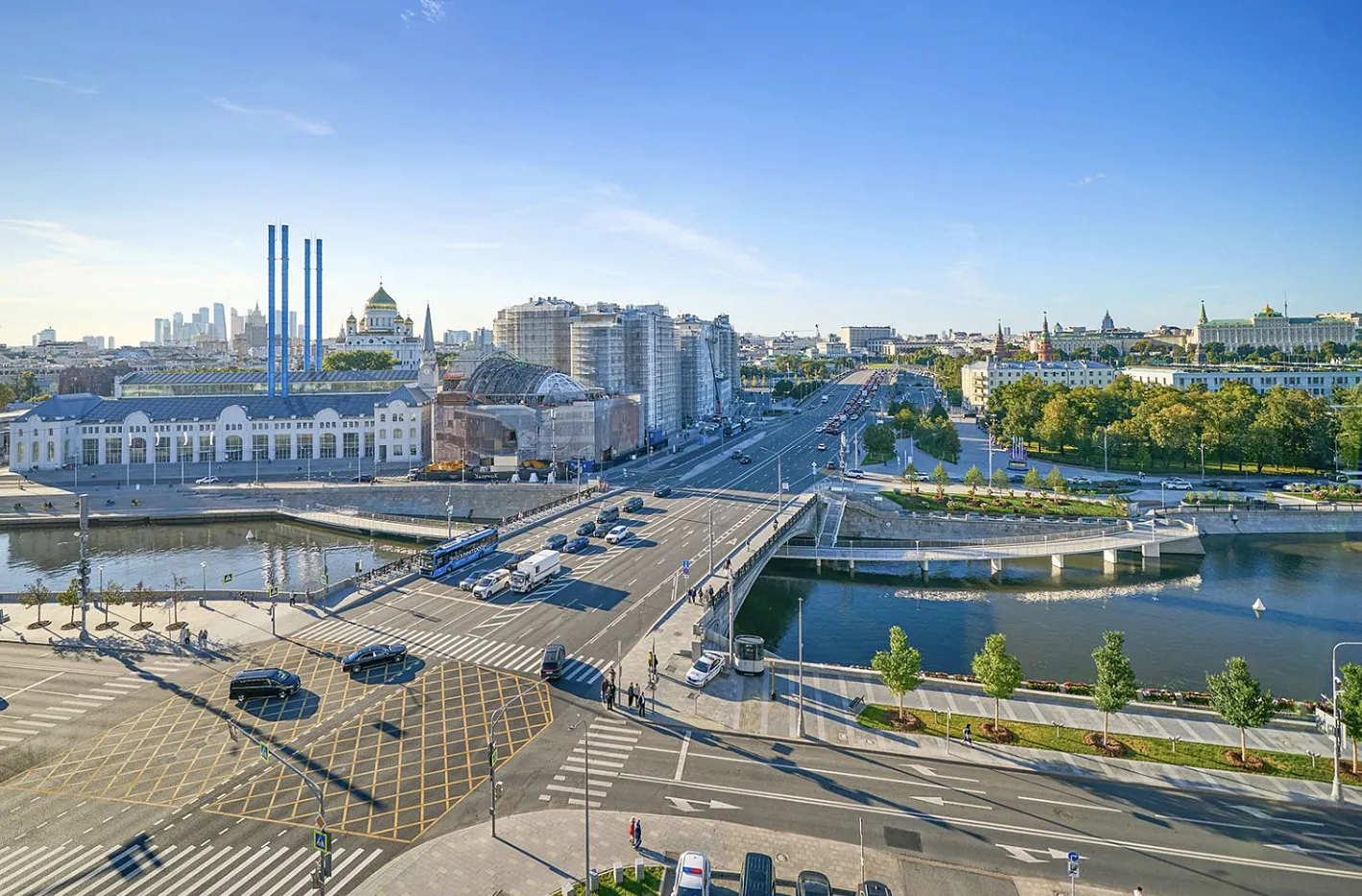 На Болотной набережной открыли новый пешеходный мост