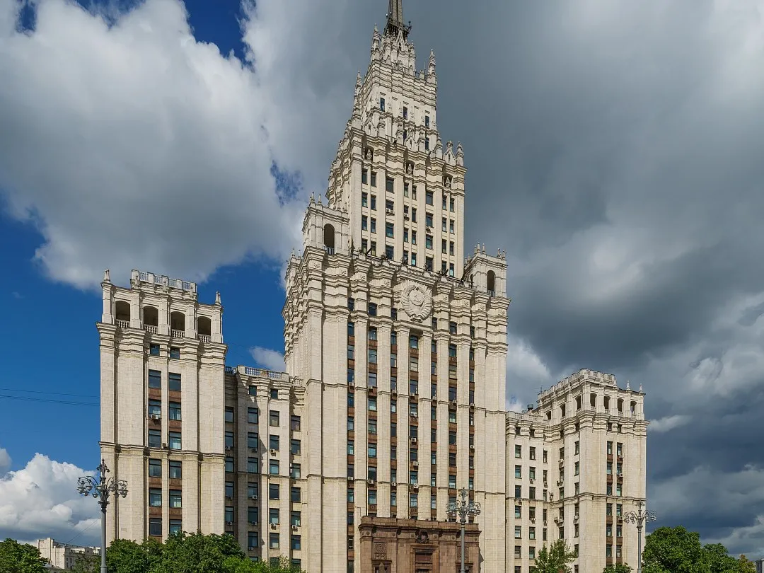 Начался капитальный ремонт и реставрация  сталинской высотки у Красных Ворот