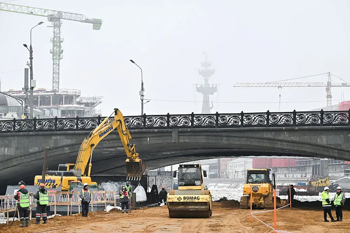 В центре Москвы начали строить пешеходный переход под Малым Каменным мостом